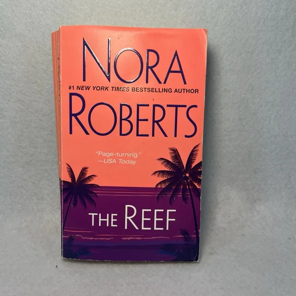 Nora Roberts romantic suspense - Picture 5 of 10